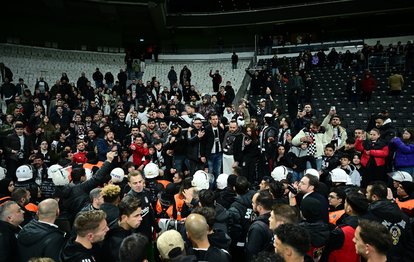 Beşiktaşlı taraftarların öfkesi dinmedi! Futbolcular sahaya döndü ve...