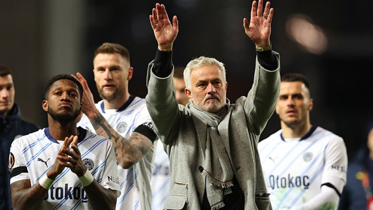 FENERBAHÇE HABERİ: Mourinho’dan maç sonu duygusal konuşma! O isim gözyaşlarına engel olamadı FENERBAHÇE HABERİ: Mourinho’dan maç sonu duygusal konuşma! O isim gözyaşlarına engel olamadı