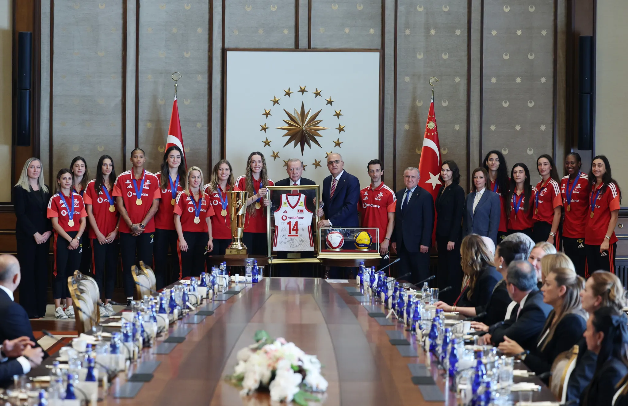 Başkan Recep Tayyip Erdoğan, Avrupa şampiyonu olan A Milli Kadın Voleybol Takımı'nı kabul etti!