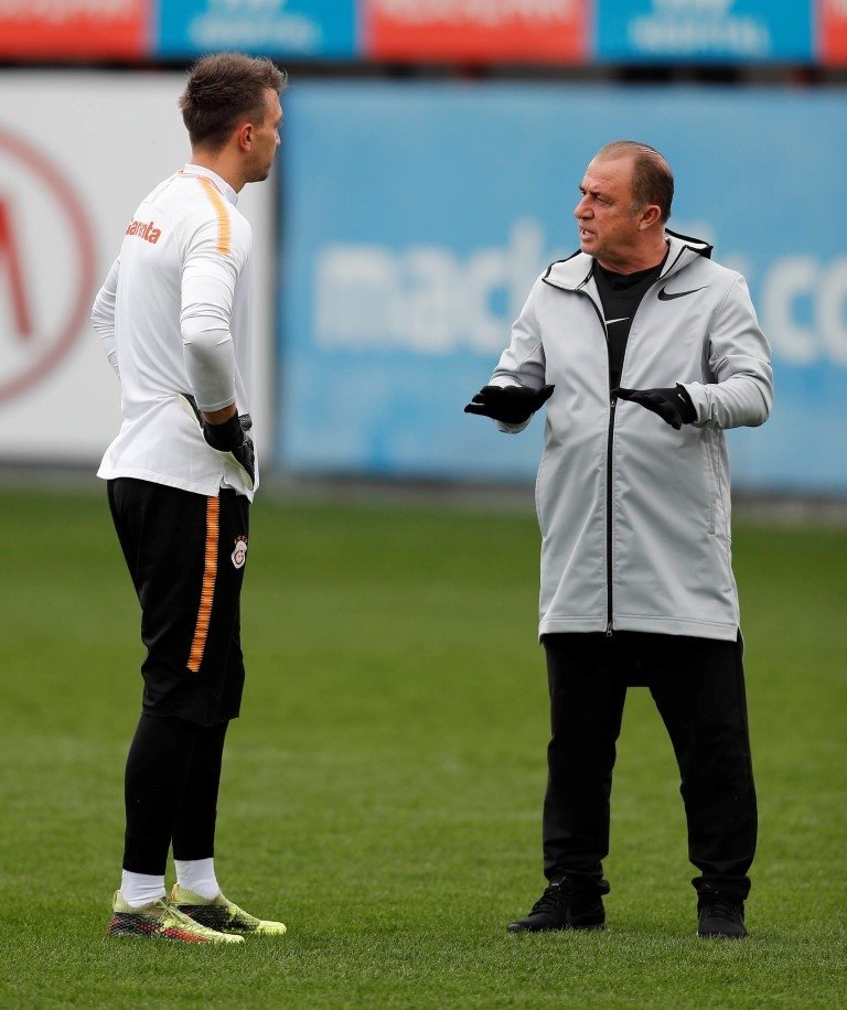 Tüyolar Muslera’dan