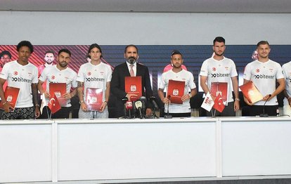 Sivasspor yeni transferleri için imza töreni düzenledi