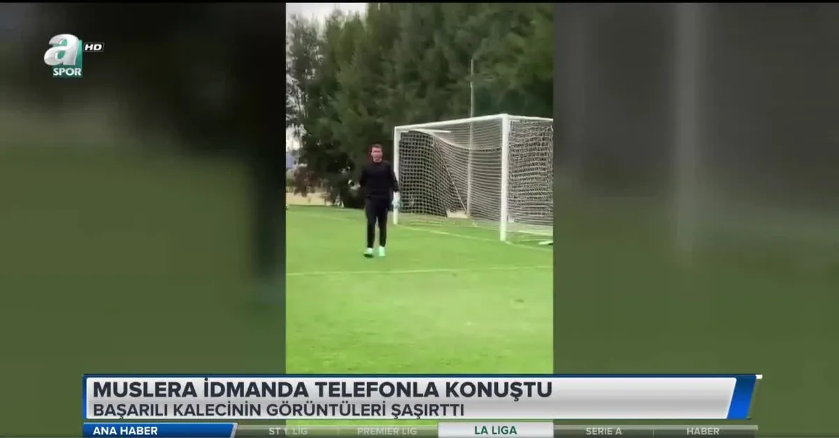 Muslera idmanda telefonla konuştu