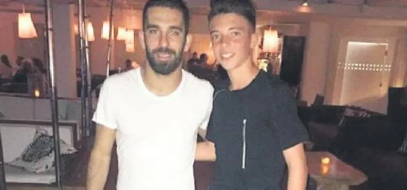 Mikonos’ta Arda Turan'a büyük ilgi