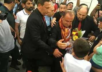 G.Saray İzmir’de coşkuyla karşılandı