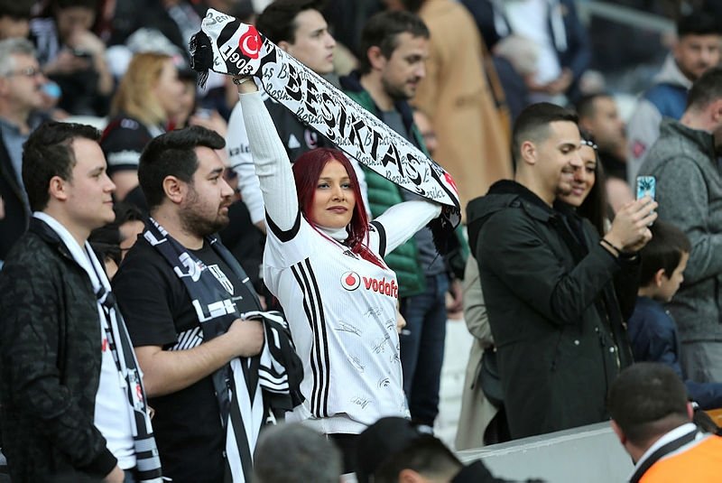 Beşiktaş tribünlerinde yenge rüzgarı