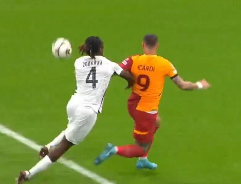 Galatasaray penaltı bekledi! İşte o pozisyon... - 2