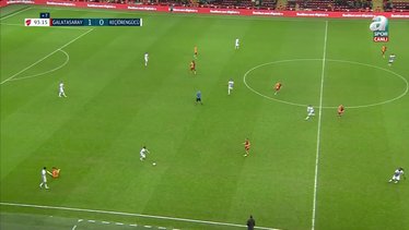 Galatasaray - Keçiörengücü maçında inanılmaz pozisyon! Zoru başardı