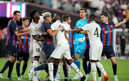 Real Madrid - Barcelona maçında saha karıştı! İşte o anlar