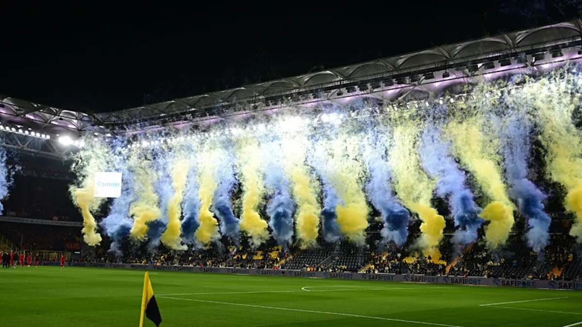 Kadıköy'de sarı-lacivert konfeti!