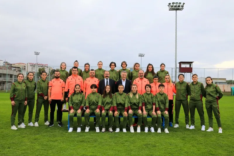 Trabzonspor Kulübü Başkanı Ahmet Ağaoğlu, kadın futbol takımını ziyaret etti - 1