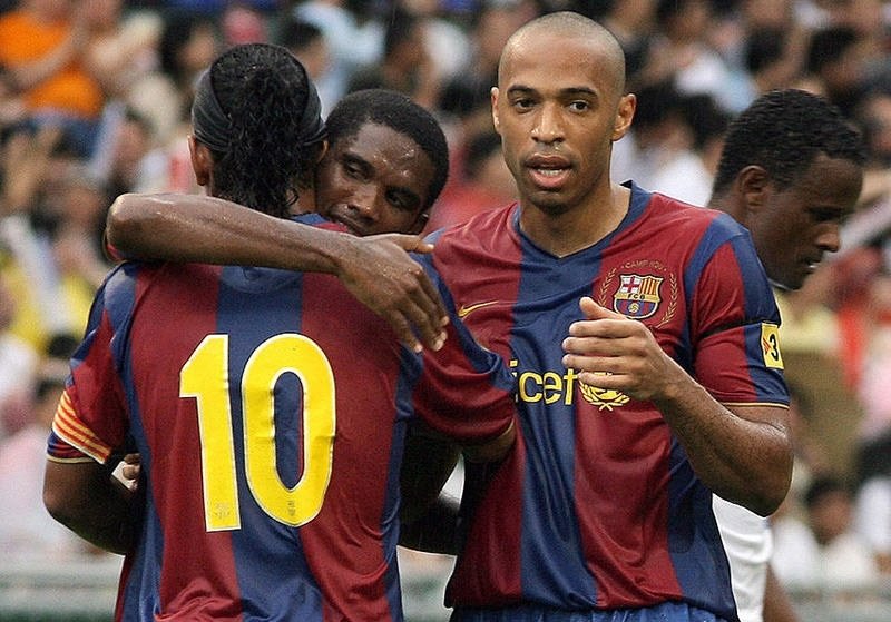 Samuel Eto’o Ronaldinho’yu getiriyor