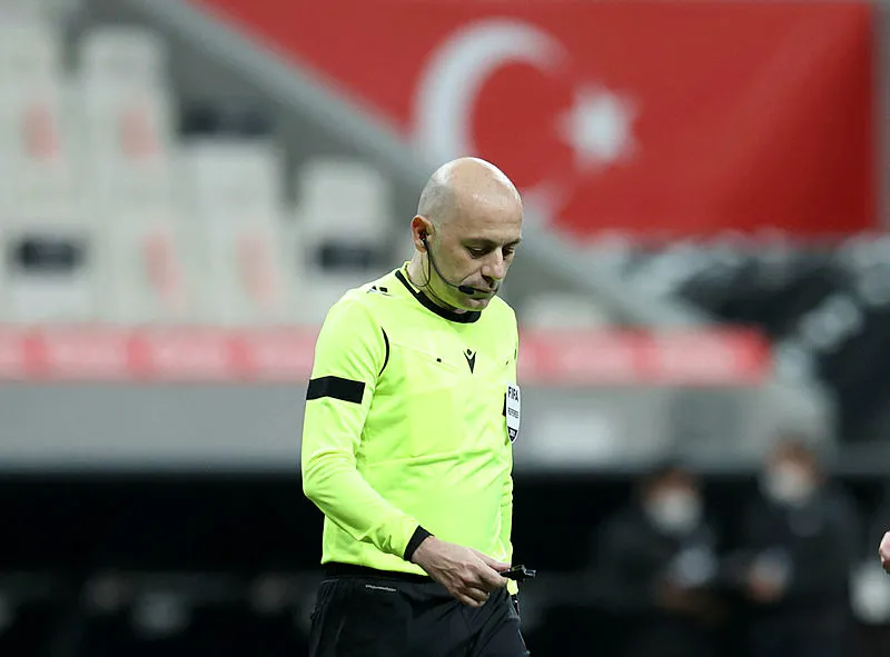 Trabzonspor-Fenerbahçe derbi maçının VAR hakemi Cüneyt Çakır oldu - 1