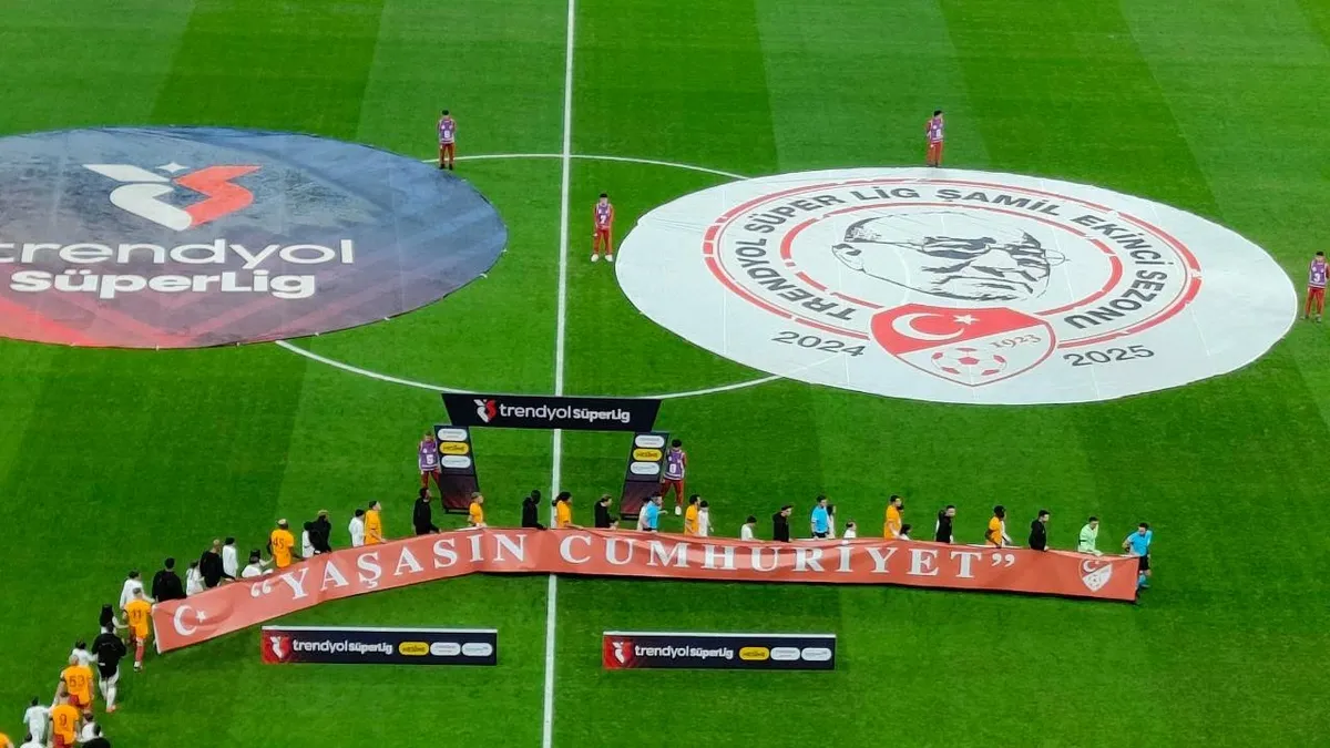 Galatasaray ve Beşiktaşlı futbolcular birlikte "Yaşasın Cumhuriyet" pankartı ile sahaya çıktılar.