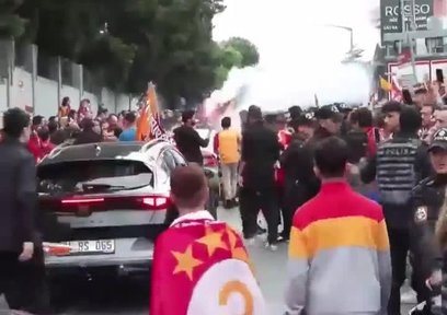Fenerbahçe formalı taraftara Galatasaraylı taraftarlardan tepki!