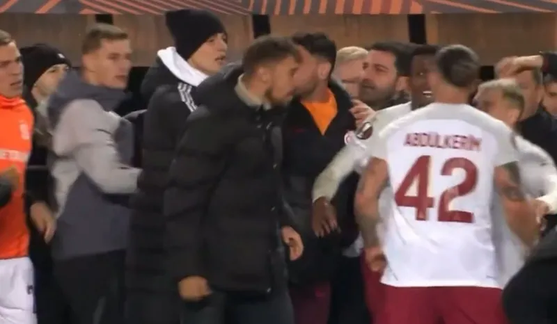 Sparta Prag - Galatasaray maçı sonrası saha karıştı! - 3