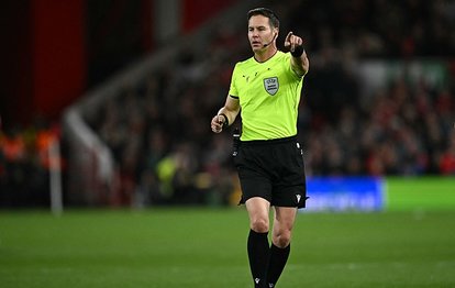 Kupa finalini çalan telefonunu açmak için durdurdu!