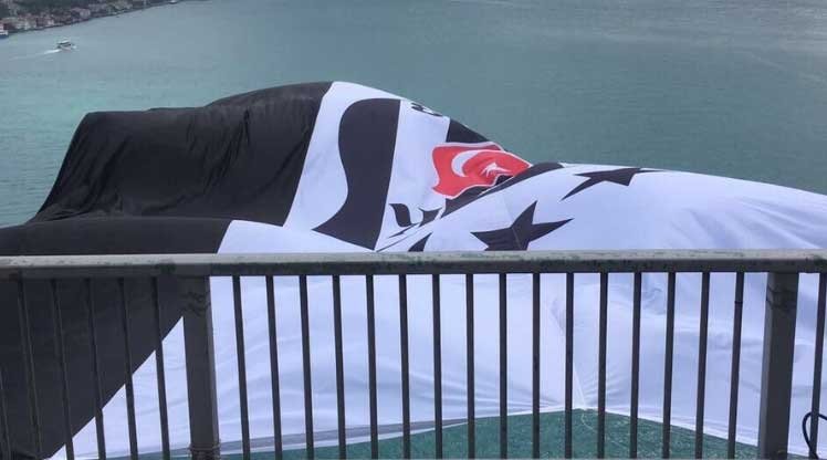 Şampiyon Beşiktaş’ın bayrağı köprüde
