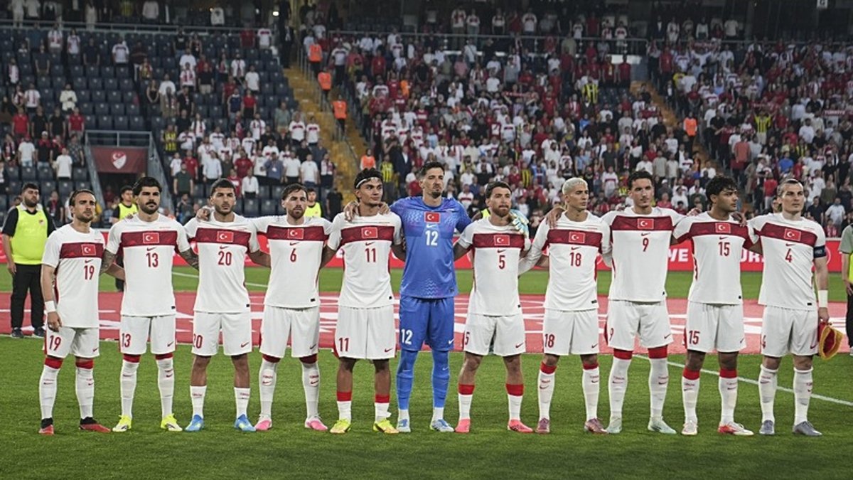 A Milli Futbol Takımımızda şanssız sakatlık! Eren Elmalı maça devam edemedi