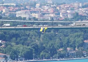 Fenerbahçe bayrakları, köprülere asıldı