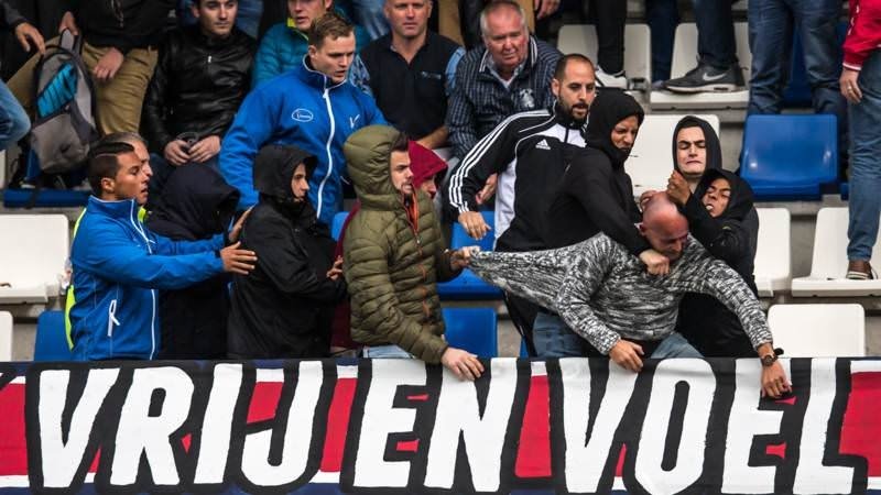 Önce dövdüler sonra tribünden attılar!