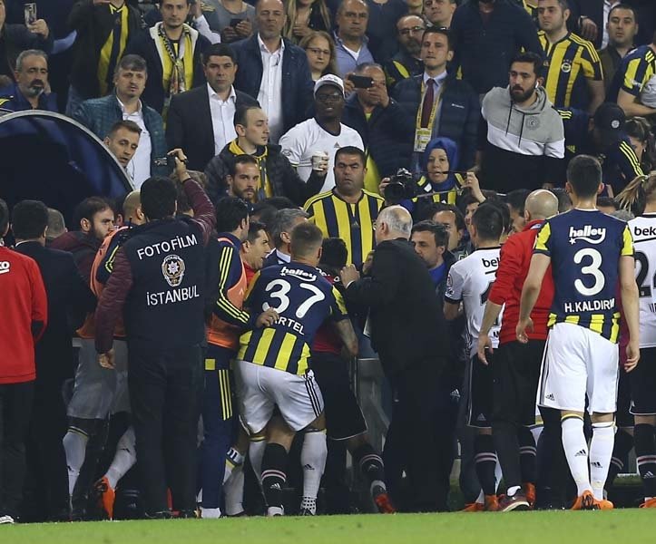 İşte derbide ekranlara yansımayan olay kareler...