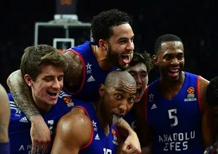 Anadolu Efes, Olympiakos'u devirdi!