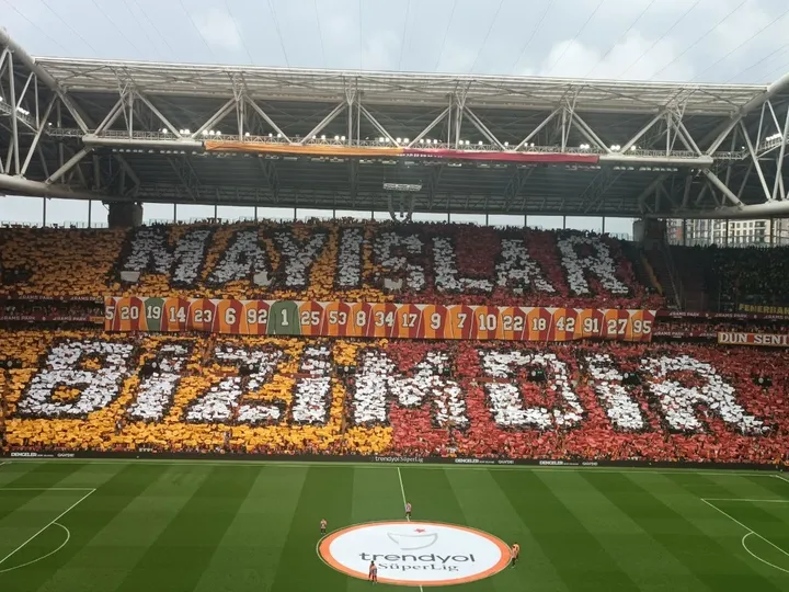 Galatasaray taraftarından dikkat çeken pankart! O oyuncunun boynuna zil taktılar - 1