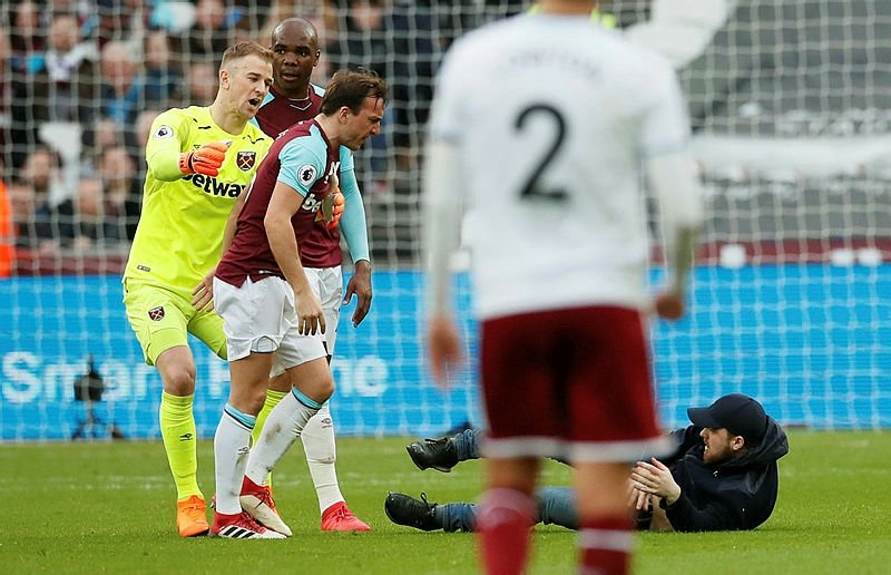 West Ham United-Burnley maçında saha karıştı!