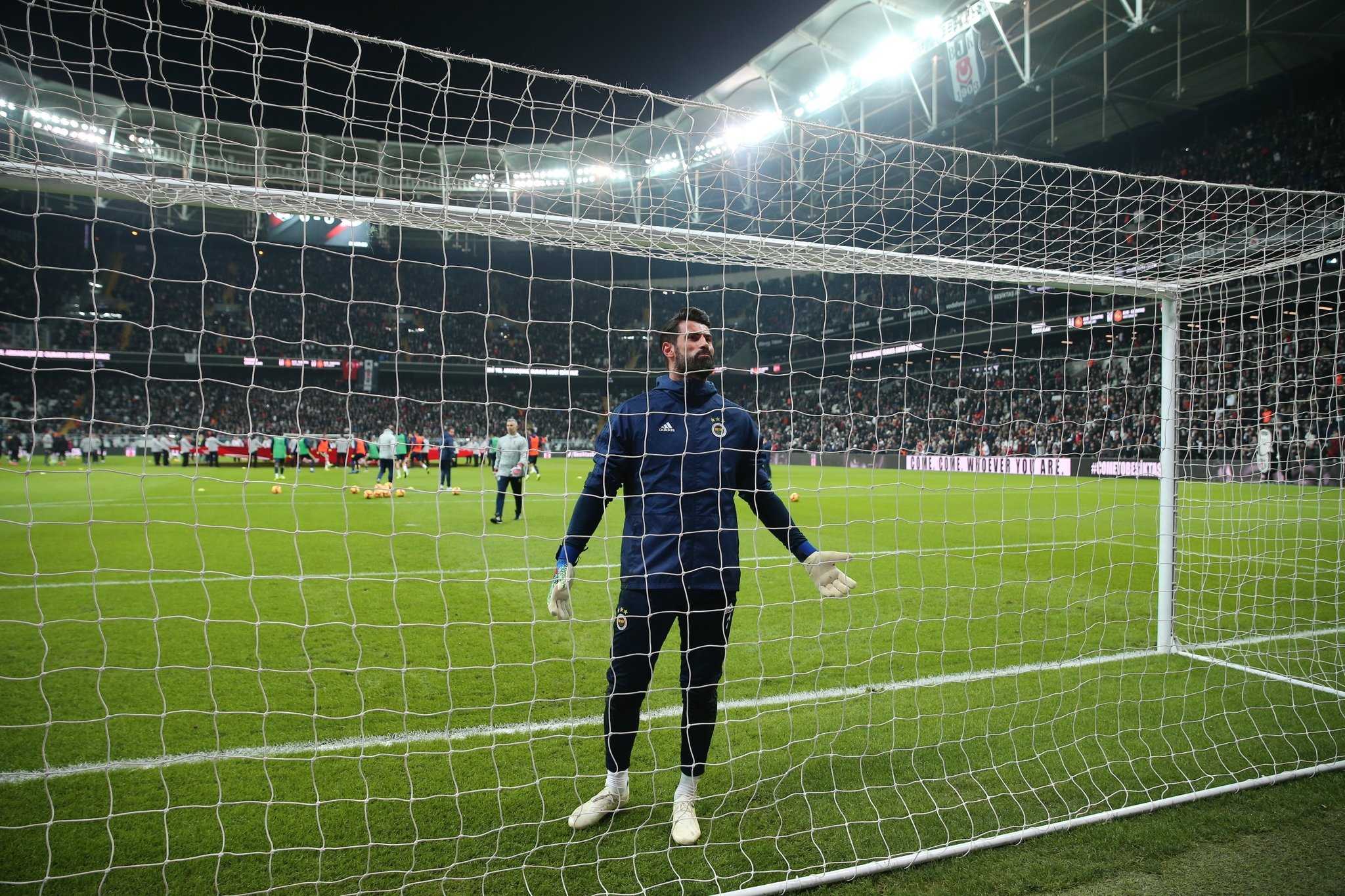 Volkan Demirel, maç öncesi Beşiktaşlı taraftarlarla tartıştı