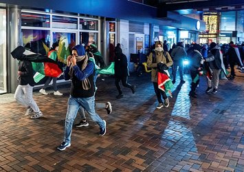 'Özgür Filistin' yazan pankartı indirmeye çalışan İsrailli taraftar dayak yedi