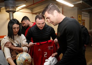 Emre Aşık'tan depremzedeler için bağış!