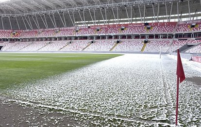Sivas 4 Eylül Stadı’nın zemini kısmen karla kaplandı