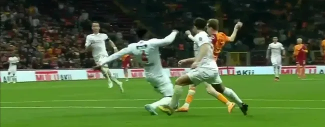 Galatasaray - Sivasspor maçında penaltı kararı! İşte o pozisyon... - 1