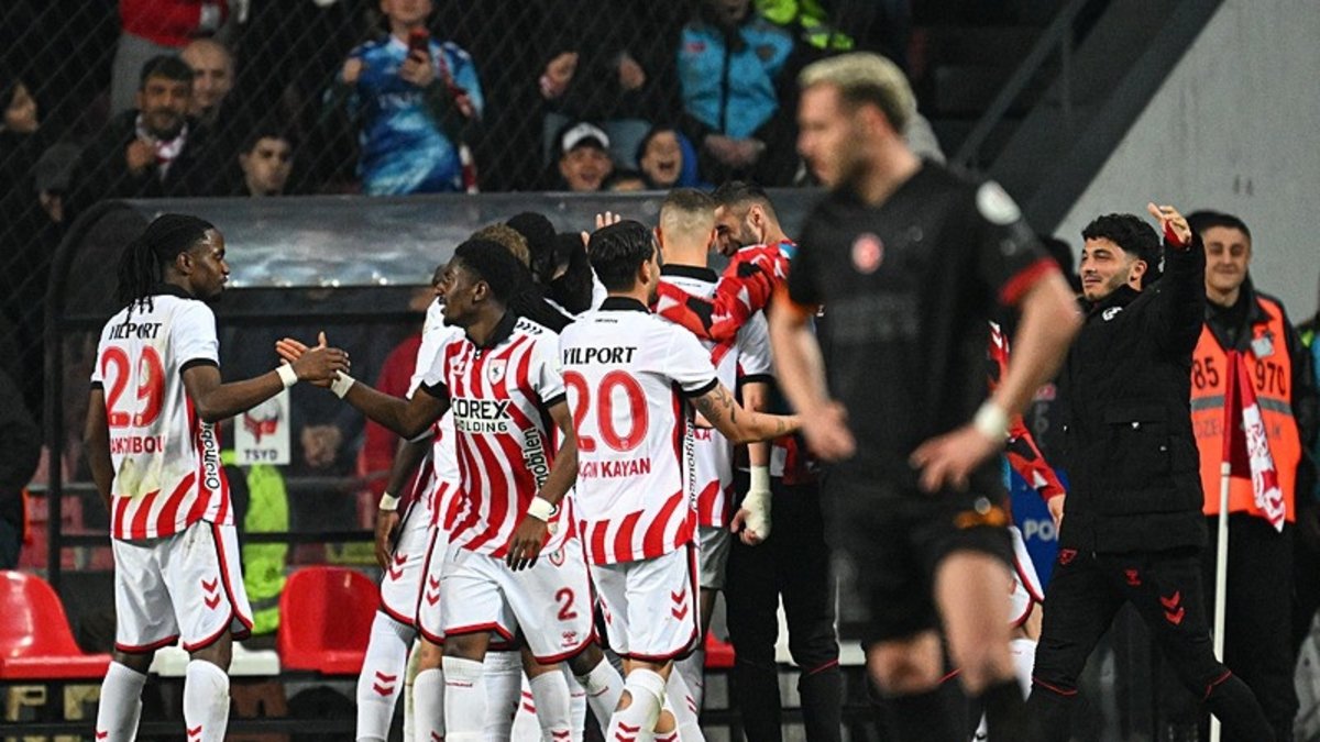 Galatasaray deplasmanda Samsunspor'a mağlup oldu! Şampiyonluk umutları gelecek haftaya kaldı