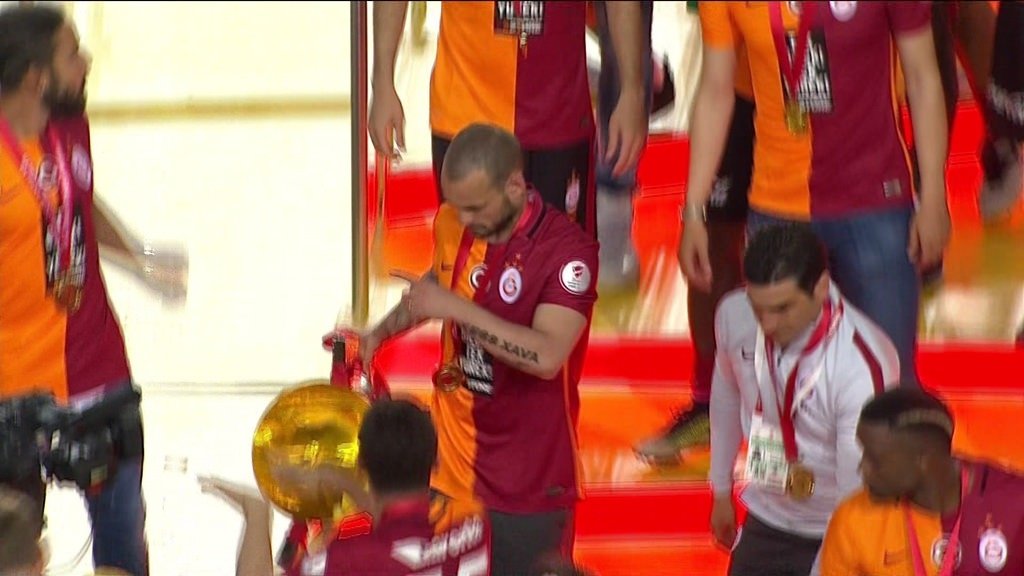 Aslan kupasını kaldırdı!