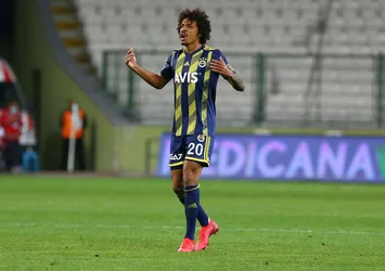 Luiz Gustavo gitti-gidiyor