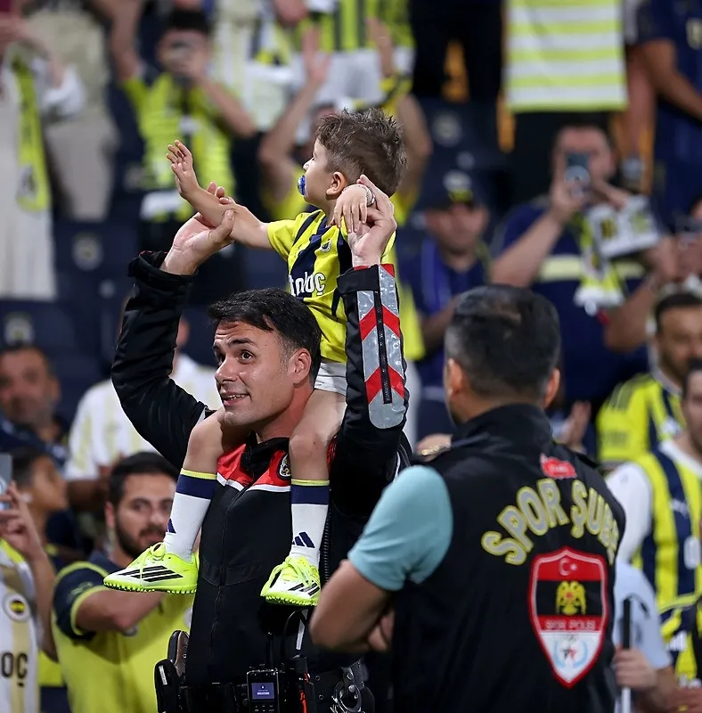 Göktuğ Alımcı, Fenerbahçe - Lyon maçına geldi! Polis memuru, minik taraftarı karşılaşma öncesi sahada gezdirdi - 2