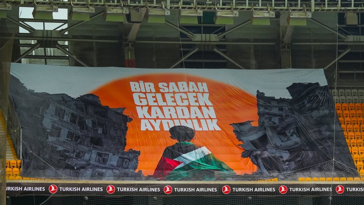 RAMS Başakşehir tribünlerinden Galatasaray maçında Filistin'e destek koreografisi! RAMS Başakşehir tribünlerinden Galatasaray maçında Filistin'e destek koreografisi!