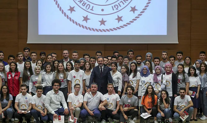 Bakan Kasapoğlu, gönüllü gençlerle buluştu - 1