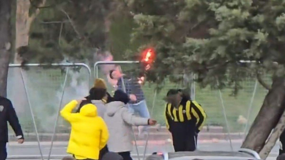 Galatasaray ve Fenerbahçe taraftarları arasında kavga çıktı!