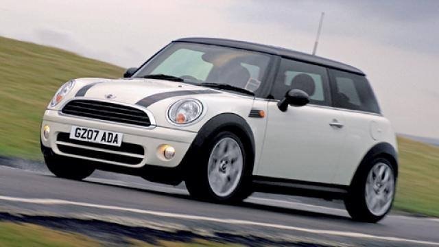 Ünlü futbolcular ve lüks otomobilleri