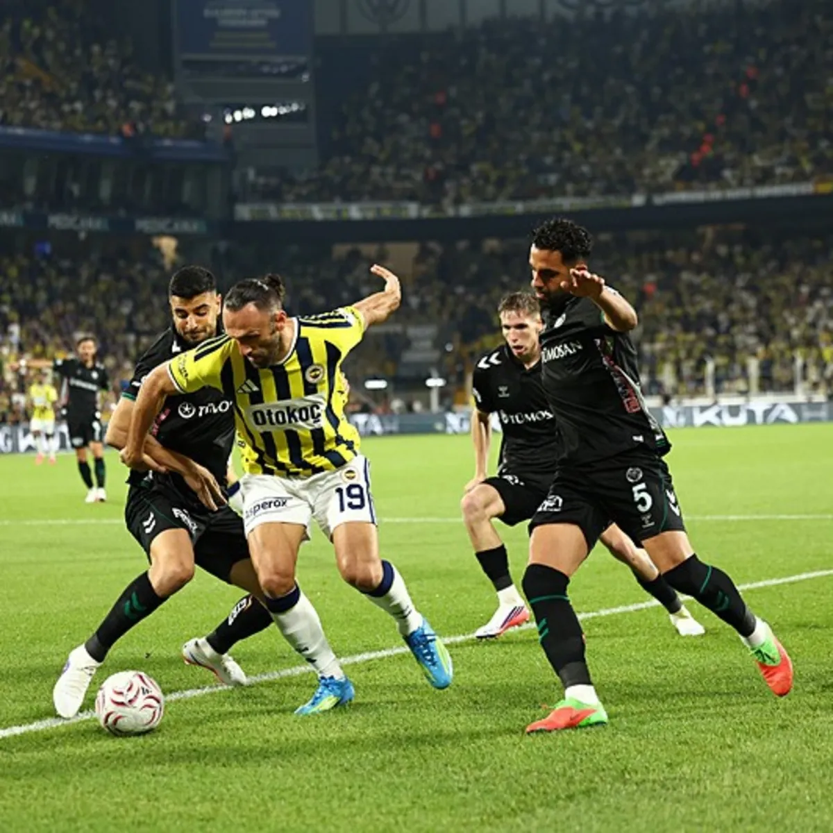Fenerbahçe-Konyaspor maçında penaltı kararı!