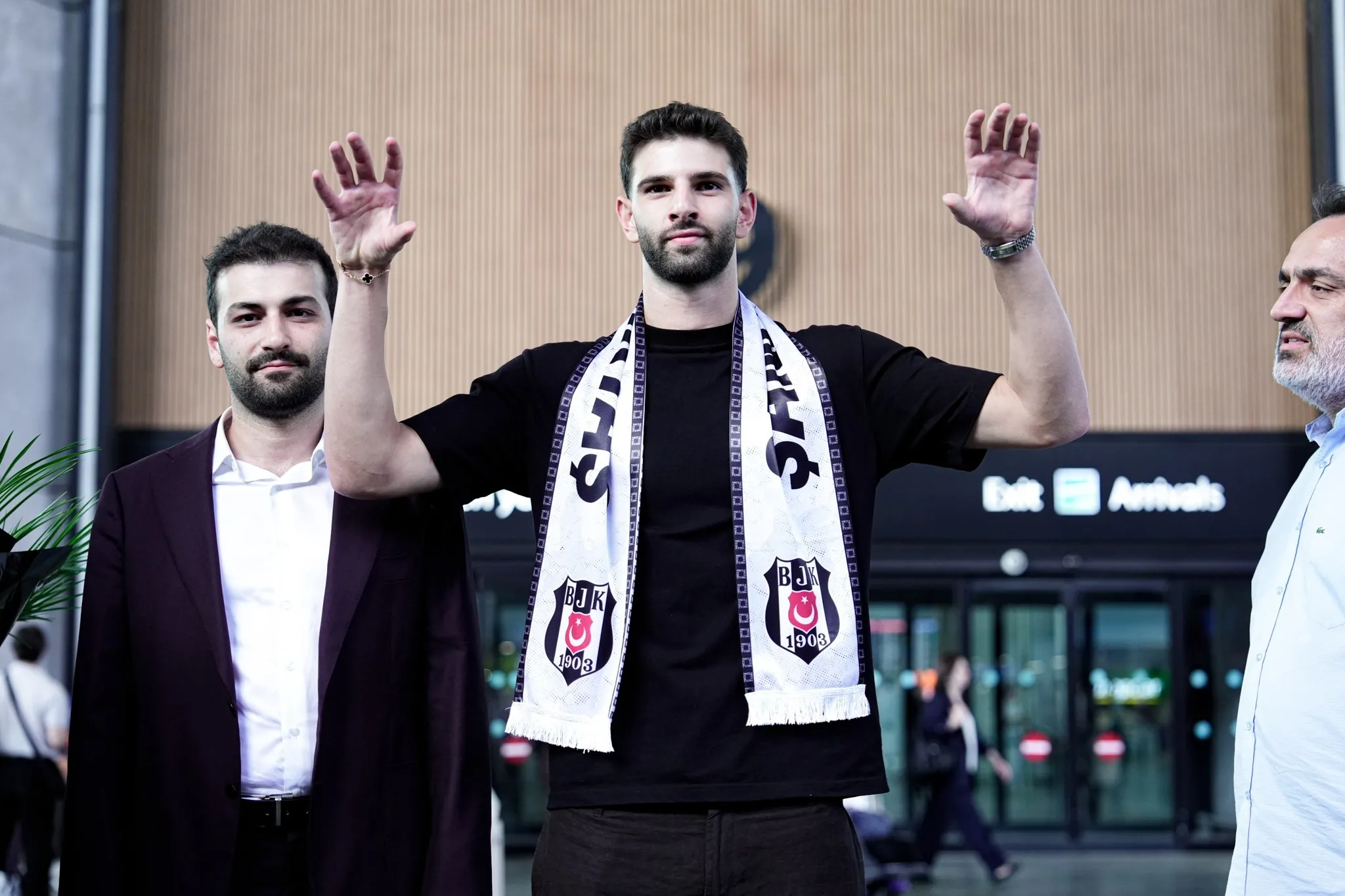 Beşiktaş'ın yeni transferi Ümit Akdağ İstanbul'a geldi!