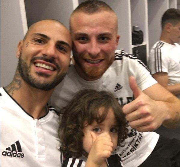 Ünlüler Beşiktaş’ın şampiyonluğunu böyle kutladı.