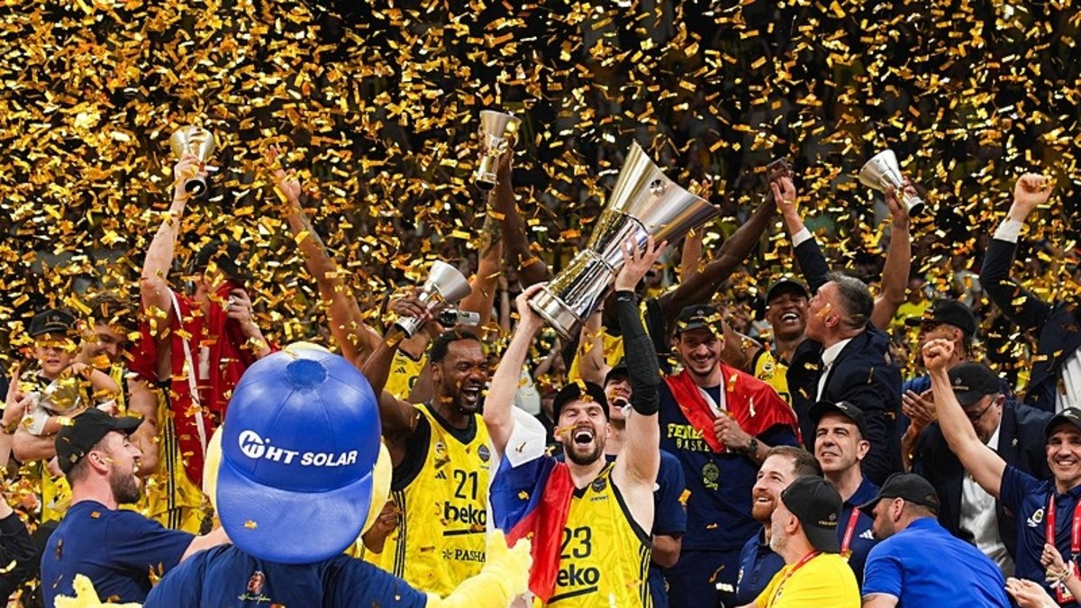 Avrupa'nın en büyüğü Fenerbahçe Sarı-lacivertlilerden şampiyonluk paylaşımı Avrupa'nın en büyüğü Fenerbahçe Sarı-lacivertlilerden şampiyonluk paylaşımı