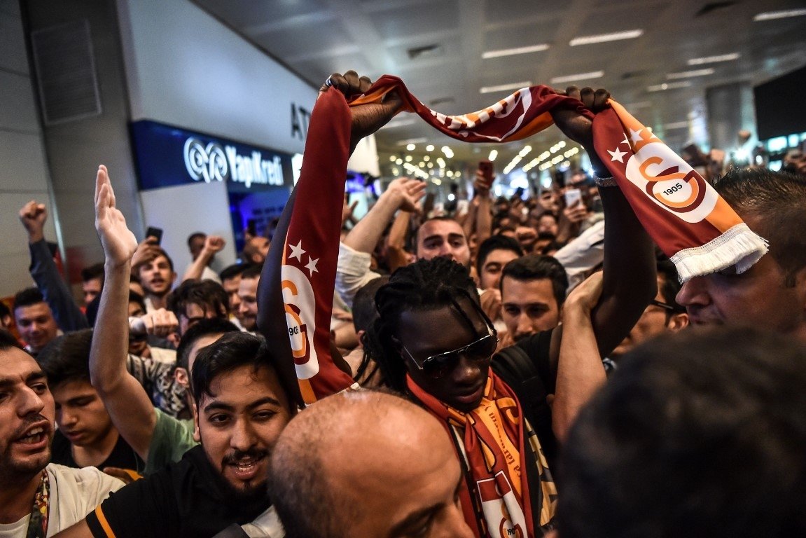 Bafetimbi Gomis araca bindi o soruyu sordu