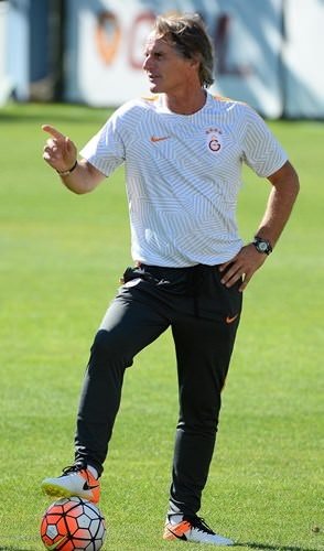 Sabri Sarıoğlu, Jan Olde Riekerink’in elini öptü!