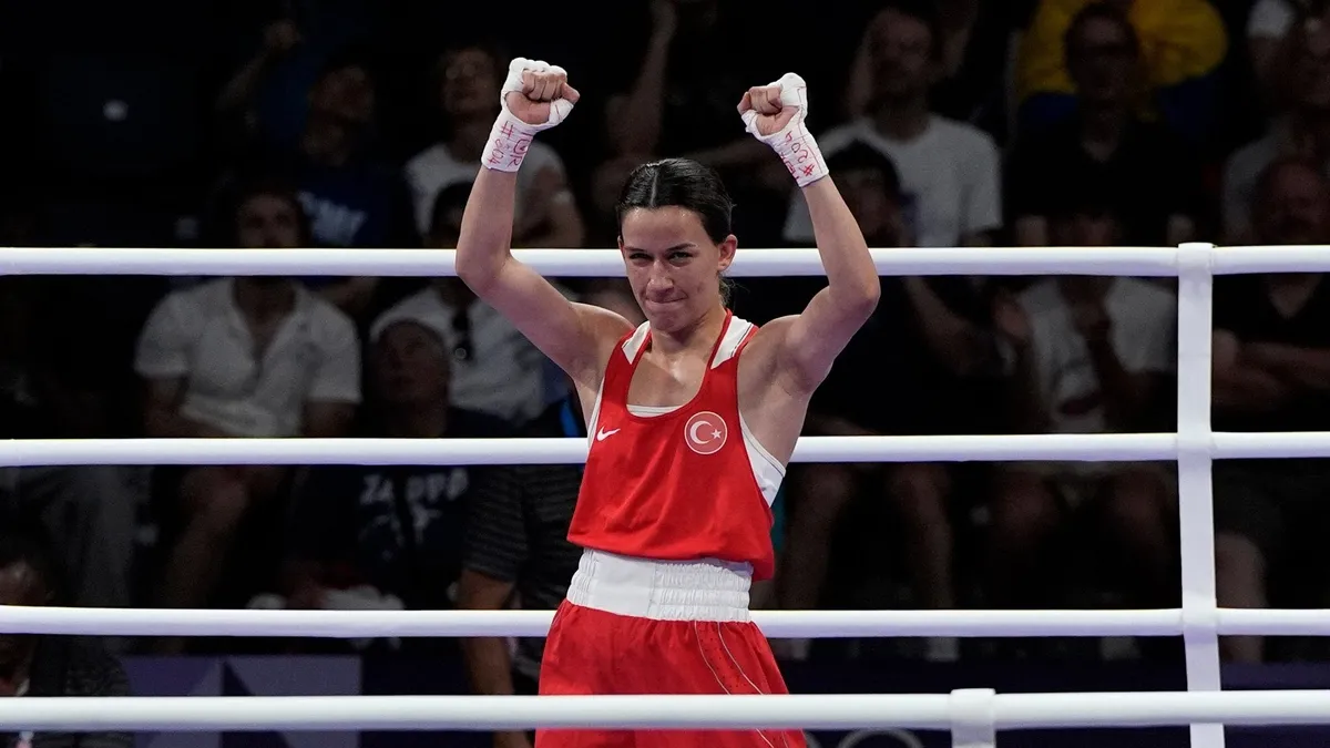 Milli boksör Hatice Akbaş'tan gümüş madalya!