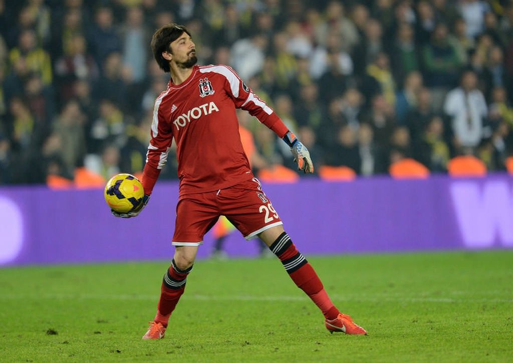 Eldivenler yine Tolga’nın