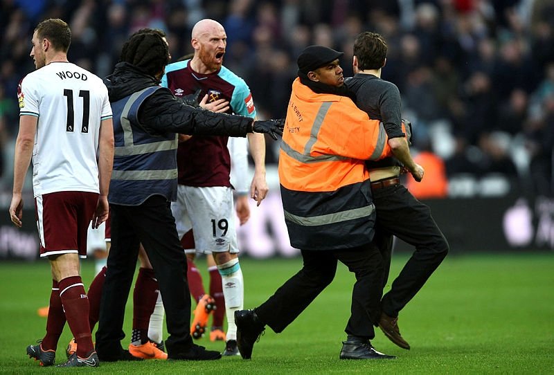 West Ham United-Burnley maçında saha karıştı!
